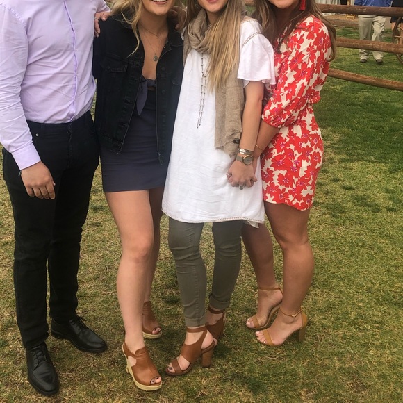 Short White Dress with Embroidered Detail - Picture 6 of 6